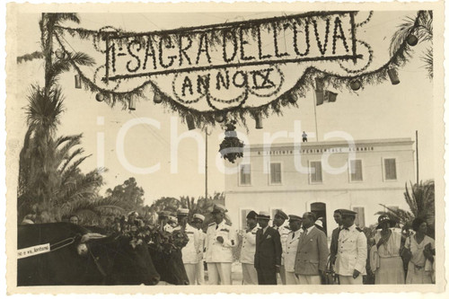 1931 TRIPOLI (LIBIA) 1^ Sagra dell'Uva - Governatore Pietro BADOGLIO con i carri Fotografia originale d'epoca, con timbro datario e didascalia al verso.E' ritratto il gruppo delle autorità alla sfilata dei carri. GOOD/buono minime macchie Formato: 16x11 cm originale e autentica 1