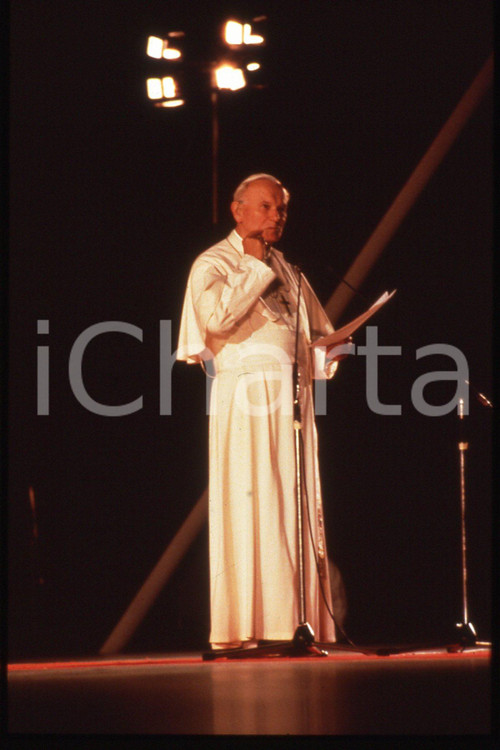 35mm vintage slide* 1986 LYON - FRANCE Pastoral visit GIOVANNI PAOLO II 2  Diapositiva d'epoca, in formato 35 mm.CONDIZIONI: GOODE' severamente vietata la riproduzione. Tutti i diritti sono riservati.Nella diapositiva ICharta mette in vendita, sul negozio eBay e in esclusiva sul sito "icharta" il proprio archivio composto da numerose diapositive e negativi fotografici d'epoca, tutti originali e autentici, che attraversano la storia del costume italiano tra gli la fine degli anni Sessanta e Novanta.Si tratta di uno sguardo inedito sull'attualit&agrave;, la politica, la vita quotidiana, il gossip e la cultura, che fotografa il cambiamento della nazione in quest'ultimo scorcio del XX secolo. Un'occasione unica per il mercato del collezionismo, che vede finalmente disponibile un archivio eccezionale per vastit&agrave;, tematiche e condizioni, in un settore (il negativo fotografico e la diapositiva) di assoluta novit&agrave; e dalle interessanti prospettive di investimento.  FAIR/discreto   originale e autentica 1