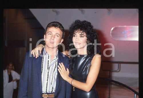 1985 ca MUSICA Marina FIORDALISO e PUPO Enzo GHINAZZI 35 mm vintage slide (5) Diapositiva d'epoca, in formato 35 mm.CONDIZIONI: GOODE' severamente vietata la riproduzione. Tutti i diritti sono riservati.Nella diapositiva ICharta mette in vendita, sul negozio eBay e in esclusiva sul sito "icharta" il proprio archivio composto da numerose diapositive e negativi fotografici d'epoca, tutti originali e autentici, che attraversano la storia del costume italiano tra gli la fine degli anni Sessanta e Novanta.Si tratta di uno sguardo inedito sull'attualità , la politica, la vita quotidiana, il gossip e la cultura, che fotografa il cambiamento della nazione in quest'ultimo scorcio del XX secolo. Un'occasione unica per il mercato del collezionismo, che vede finalmente disponibile un archivio eccezionale per vastità , tematiche e condizioni, in un settore (il negativo fotografico e la diapositiva) di assoluta novità e dalle interessanti prospettive di investimento.  GOOD/buono   originale e autentica 1