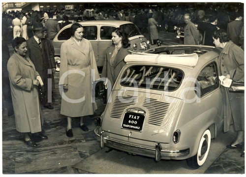 1954 MILANO PORTELLO Romeo e Giulietta presentano ALFA ROMEO Giulia e Giulietta  Fotografia d'epoca con didascalia coeva al verso.  CONDIZIONI: FAIR (lieve increspatura al margine superiore) FORMATO: 18x13 cm     originale e autentica 1