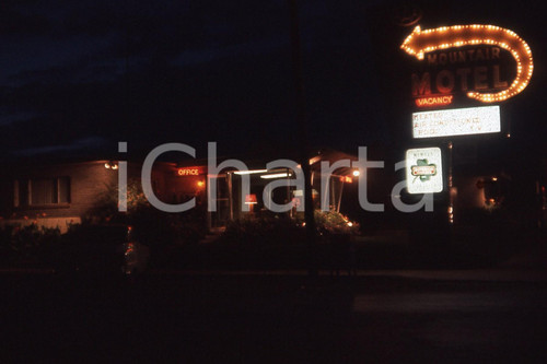 1959 RICHFIELD (UT) MOUNTAIR MOTEL Retro motel serie *35mm vintage slide Diapositiva originale, in formato 35 mm.Per i diritti rivolgersi a ICharta.ICharta mette in vendita, sul negozio eBay e in esclusiva sul sito "icharta" il proprio archivio composto da numerose diapositive e negativi fotografici d'epoca, tutti originali e autentici.Si tratta di uno sguardo inedito sull'attualità, la politica, la vita quotidiana, il gossip e la cultura, che fotografa il cambiamento della nazione (e non solo) tra il 1890 ed il 1990 circa. Un'occasione unica per il mercato del collezionismo, che vede finalmente disponibile un archivio eccezionale per vastità, tematiche e condizioni, in un settore (il negativo fotografico e la diapositiva) di assoluta novità e dalle interessanti prospettive di investimento.  FAIR/discreto Difetti come da scansione FORMATO: 35mm originale e autentica 1