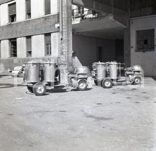1951 BRESCIA Lambrette a tre ruote per nettezza urbana NEGATIVO ORIGINALE 4 Negativo originale in bianco e nero su pellicola.  E' SEVERAMENTE VIETATA LA RIPRODUZIONE.TUTTI I DIRITTI SONO RISERVATI.ICharta mette in vendita, sul negozio eBay e in esclusiva sul sito "icharta" il proprio archivio composto da numerose diapositive e negativi fotografici d'epoca, tutti originali e autentici.Si tratta di uno sguardo inedito sull'attualità, la politica, la vita quotidiana, il gossip e la cultura, che fotografa il cambiamento della nazione (e non solo) tra il 1890 ed il 1990 circa. Un'occasione unica per il mercato del collezionismo, che vede finalmente disponibile un archivio eccezionale per vastità, tematiche e condizioni, in un settore (il negativo fotografico e la diapositiva) di assoluta novità e dalle interessanti prospettive di investimento. CONDIZIONI:FAIR/discretoFORMATO: cm 6 x 6 originale e autentica 1