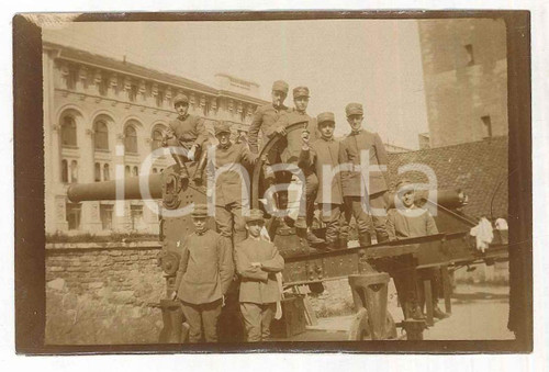 Giugno 1917 WW1 ZONA DI GUERRA Caserma - Ufficiali su cannone ^Foto 9x6 cm  Fotografia originale d'epoca. CONDIZIONI:GOOD/buonoFORMATO: 9x6 cm originale e autentica 1