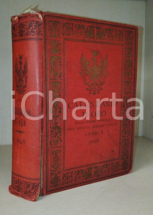 1898 Istituto Araldico Italiano CALENDARIO D'ORO Pubblicazione Pubblicazione d'epoca con copertina rigida.EDITORE:  Istituto Araldico Italiano PAGINE: 436 + 74CONDIZIONI:POOR/danneggiato parziale distacco del dorso dalla legatura, bruniture alle pagine, aloni in copertinaFORMATO: 16x23 cm originale e autentica 1