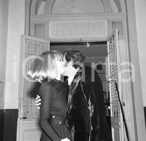 1971 SANREMO backstage Domenico MODUGNO bacia Carmen VILLANI NEGATIVO ORIG. 3 Negativo originale in bianco e nero su pellicola.  E' SEVERAMENTE VIETATA LA RIPRODUZIONE.TUTTI I DIRITTI SONO RISERVATI.ICharta mette in vendita, sul negozio eBay e in esclusiva sul sito "icharta" il proprio archivio composto da numerose diapositive e negativi fotografici d'epoca, tutti originali e autentici.Si tratta di uno sguardo inedito sull'attualità, la politica, la vita quotidiana, il gossip e la cultura, che fotografa il cambiamento della nazione (e non solo) tra il 1890 ed il 1990 circa. Un'occasione unica per il mercato del collezionismo, che vede finalmente disponibile un archivio eccezionale per vastità, tematiche e condizioni, in un settore (il negativo fotografico e la diapositiva) di assoluta novità e dalle interessanti prospettive di investimento. CONDIZIONI:FAIR/discretoFORMATO: cm 6 x 6 originale e autentica 1