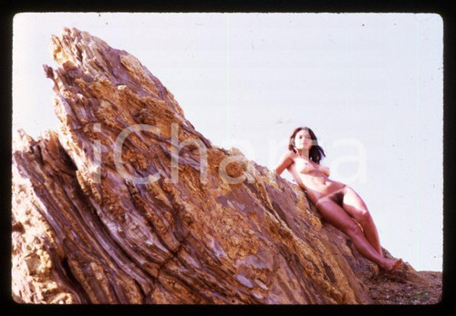 1973 USA LAGUNA BEACH Sylvie VASLET foto erotica 35mm vintage slide 3 Diapositiva originale a colori, in formato 35 mm.Per i diritti rivolgersi a ICharta.ICharta mette in vendita, sul negozio eBay e in esclusiva sul sito "icharta" il proprio archivio composto da numerose diapositive e negativi fotografici d'epoca, tutti originali e autentici.Si tratta di uno sguardo inedito sull'attualità, la politica, la vita quotidiana, il gossip e la cultura, che fotografa il cambiamento della nazione (e non solo) tra il 1890 ed il 1990 circa. Un'occasione unica per il mercato del collezionismo, che vede finalmente disponibile un archivio eccezionale per vastità, tematiche e condizioni, in un settore (il negativo fotografico e la diapositiva) di assoluta novità e dalle interessanti prospettive di investimento. CONDIZIONI:FAIR/discretoFORMATO: 35mm originale e autentica 1