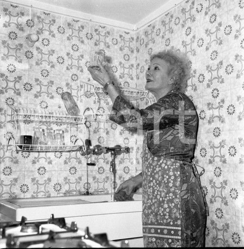 1976 ROMA Isa MIRANDA ritratto domestico NEGATIVO ORIGINALE Negativo originale d'epoca in bianco e nero su pellicola.Autore: Sandro Borni  E' SEVERAMENTE VIETATA LA RIPRODUZIONE.TUTTI I DIRITTI SONO RISERVATI.ICharta mette in vendita, sul negozio eBay e in esclusiva sul sito "icharta" il proprio archivio composto da numerose diapositive e negativi fotografici d'epoca, tutti originali e autentici.Si tratta di uno sguardo inedito sull'attualità, la politica, la vita quotidiana, il gossip e la cultura, che fotografa il cambiamento della nazione (e non solo) tra il 1890 ed il 1990 circa. Un'occasione unica per il mercato del collezionismo, che vede finalmente disponibile un archivio eccezionale per vastità, tematiche e condizioni, in un settore (il negativo fotografico e la diapositiva) di assoluta novità e dalle interessanti prospettive di investimento. CONDIZIONI:FAIR/discretoFORMATO: cm 6 x 6 originale e autentica 1