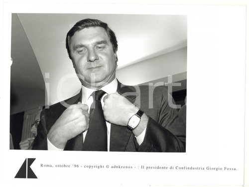Fotografia d epoca originale 1996 ROMA Giorgio FOSSA presidente di CONFINDUSTRIA sistema la giacca FOTO 24x17 1