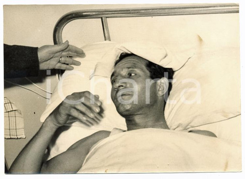 Fotografia d epoca originale 1953 MILANO La mano di Alcide DE GASPERI sfiora volto sofferente di Gino BARTALI 1