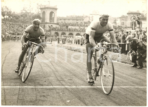 1957 GIRO D'ITALIA Arena di MILANO Rik VAN STEENBERGEN batte Miguel POBLET ^Foto Fotografia d'epoca con didascalia coeva. CONDIZIONI: fair (lievi sovraimpressioni e piegature; piccoli fori angolari)FORMATO: 18x13 cm      originale e autentica 1