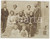 1910 ca COSTUME ITALIA - Famiglia in un cortile - Fotografia 11x8 cm