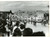 1957 CICLISMO VUELTA A ESPANA Corridori incitati dalla folla di un borgo *Foto 