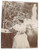 Fotografia d epoca originale 1900 ca ITALIA Donna in giardino con bouquet di fiori  Foto anonima 8x9 cm 1