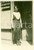 Fotografia d epoca originale 1940 ca GERMANIA Giovane donna su soglia negozio pianoforti elettrici 6 x 8 cm 1