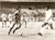 Fotografia d epoca originale 1980 circa CALCIO Attaccante BUGRE dribbla avversari Fotografia 1