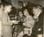 Fotografia d epoca originale 1954 AMSTERDAM Patrick LAINE offre gateaux Ã  reine JULIANA assise avec RenÃ© COTY 1
