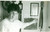 Fotografia d epoca originale 1990 ca APPENZELLO SVIZZERA Donna mostra collezione di spade Foto cm 17 x 11 1