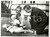 Fotografia d epoca originale 1960 ca BRUXELLES B Principi Alberto e Paola giocano con figlio Filippo Foto 1