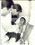 Fotografia d epoca originale 1968 Chirurgo Christiaan BARNARD visita un piccolo paziente Foto 21x27 cm 1