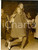 Fotografia d epoca originale 1960 ca PARIS Coppia di giovani a una festa nello stesso costume Foto 18x24 cm 1