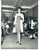 Fotografia d epoca originale 1966 PARIS MODA PRIMAVERA VINTAGE Modella con abito a quadretti e trench bianco 1