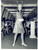 Fotografia d epoca originale 1966 PARIS MODA PRIMAVERA VINTAGE Modella indossa abito a righe orizzontali 1