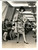 Fotografia d epoca originale 1966 PARIS MODA VINTAGE Modella indossa abito fantasia con trench chiaro 1