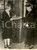 Fotografia d epoca originale 1920 ca LONDON UK Mary di TECK esamina tazze da caffÃ¨ BRITISH INDUSTRIES FAIR 1