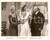 Fotografia d epoca originale 1950 PEGGY Charlotte GREENWOOD mostra a Charles COBURN abito nuziale Foto scena 1