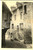 Fotografia d epoca originale 1960 ca FRANCE Antica strada in pietra con donna che porta i panni Foto 20x30 1