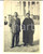Fotografia d epoca originale 1960 ca VENEZIA ? Coppia di coniugi con chiesa sullo sfondo Foto VINTAGE 1