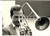 Fotografia d epoca originale 1966 MILANO Cantante Pat BOONE scherza con un trombone in sala d incisione Foto 1