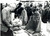 Fotografia d epoca originale 1974 AYLESBURY BUCKS Il premier inglese Edward HEATH acquista due pullover 1