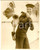 Fotografia d epoca originale 1940 ca ROYAL NAVY Marinaio della HMS YORK con un tacchino in spalla Foto 20x25 1