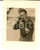 Fotografia d'epoca originale 1960 ca Volontario CROCE ROSSA gioca con la pistola *Fotografia 8 x 9 cm 1