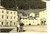 Fotografia d epoca originale 1960 ca TRENTINO Turisti in piazza con VILLA FEUDALE Foto VINTAGE 10x7 1