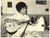 1958 ROMA Giorgia MOLL in convalescenza si esercita con la chitarra *Foto 24x18 Fotografia d'epoca, con didascalia coeva al verso. CONDIZIONI: VERY POOR (piegatura all'angolo inferiore sinistro; aloni; piccole piegature ai margini)FORMATO: 24x18 cm    originale e autentica 1