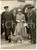1954 LONDON AIRPORT Queen Elizabeth holds her pet Corgi *Photo 15x20 cm Fotografia d'epoca con didascalia coeva al verso.  CONDIZIONI: G (ma lieve sovraimpressione)FORMATO: 15x20 cm     originale e autentica 1