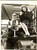 1957 SALE (CHESIRE) Carole CARR and Bruce SETON on a 1904 car - Photo 15x20 cm Fotografia d'epoca, con didascalia coeva al verso.  CONDIZIONI: G (ma graffi centrali) FORMATO:  15x20 cm    originale e autentica 1