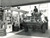Fotografia d epoca originale 1979 BONN GERMANIA Il blindato della polizia al distributore BRITISH PETROLEUM 1
