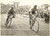 1957 GIRO D'ITALIA Arena di MILANO Rik VAN STEENBERGEN batte Miguel POBLET ^Foto Fotografia d'epoca con didascalia coeva. CONDIZIONI: fair (lievi sovraimpressioni e piegature; piccoli fori angolari)FORMATO: 18x13 cm      originale e autentica 1