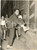 1957 MILANO BOXE Il pugile Gerhard HECHT si allaccia una scarpa in città - Foto