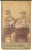Fotografia d epoca originale 1900 ca CLARENS F Coppia di amici in posa scherzosa Fotografia JENNY CDV 1
