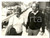 Fotografia d epoca originale 1980 ca FRANCE Liz TAYLOR a passeggio con un nuovo accompagnatore Foto 18x13 1
