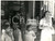 Fotografia d epoca originale 1960 ca INDIA Nobildonna europea in un negozio di stoffe Fotografia 26x20 cm 1