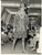 Fotografia d epoca originale 1969 PARIS MODA INVERNO VINTAGE Modella con cappotto e collo in pelliccia chiara 1