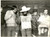 Fotografia d epoca originale 1965 ca HIPPY Pedro di Mondo Beat legge un articolo con i compagni FOTO 1