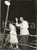 1954 SANTA MARGHERITA LIGURE Duca di WINDSOR Wallis SIMPSON sul "Calisto" Foto Fotografia d'epoca con didascalia coeva al verso. FAIR/discreto lieve sbrecciatura al margine inferiore e residui di polvere Formato: 13x18 cm originale e autentica 1