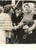 1953 PALAZZO SOESTDJIK (NL) Regina Giuliana riceve auguri da donna in costume Fotografia d'epoca, con didascalia dattiloscritta coeva.CONDIZIONI: G FORMATO: 13x18 cm      originale e autentica 1