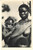 1930 C. ZAGOURSKI «L'Afrique qui disparaît» Mère et enfant - Postcard Fotocartolina postale d'epoca, appartenente alla serie «L'Afrique qui disparaît» del fotografo Casimir Zagourski (Léopoldville).Non viaggiata. FAIR/discreto piccole macchie; piegatura laterale Formato: 9x14 cm originale e autentica 1